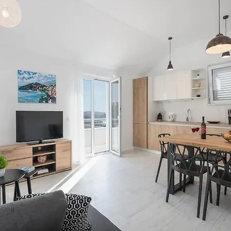 Appartement Dolce - Two Bedroom With Balcony And Sea View *