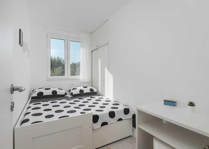 Dolce - Two Bedroom With Balcony And Sea View