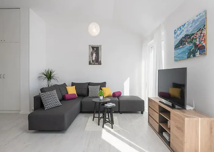 Dolce - Two Bedroom With Balcony And Sea View * 챠브타트