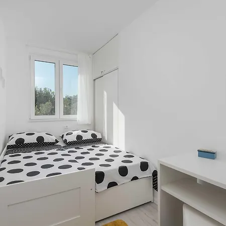 Dolce - Two Bedroom With Balcony And Sea View